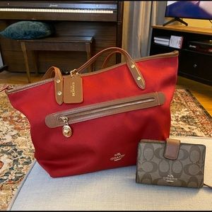 Coach

SAWYER SHOULDER TOTE and wallet
